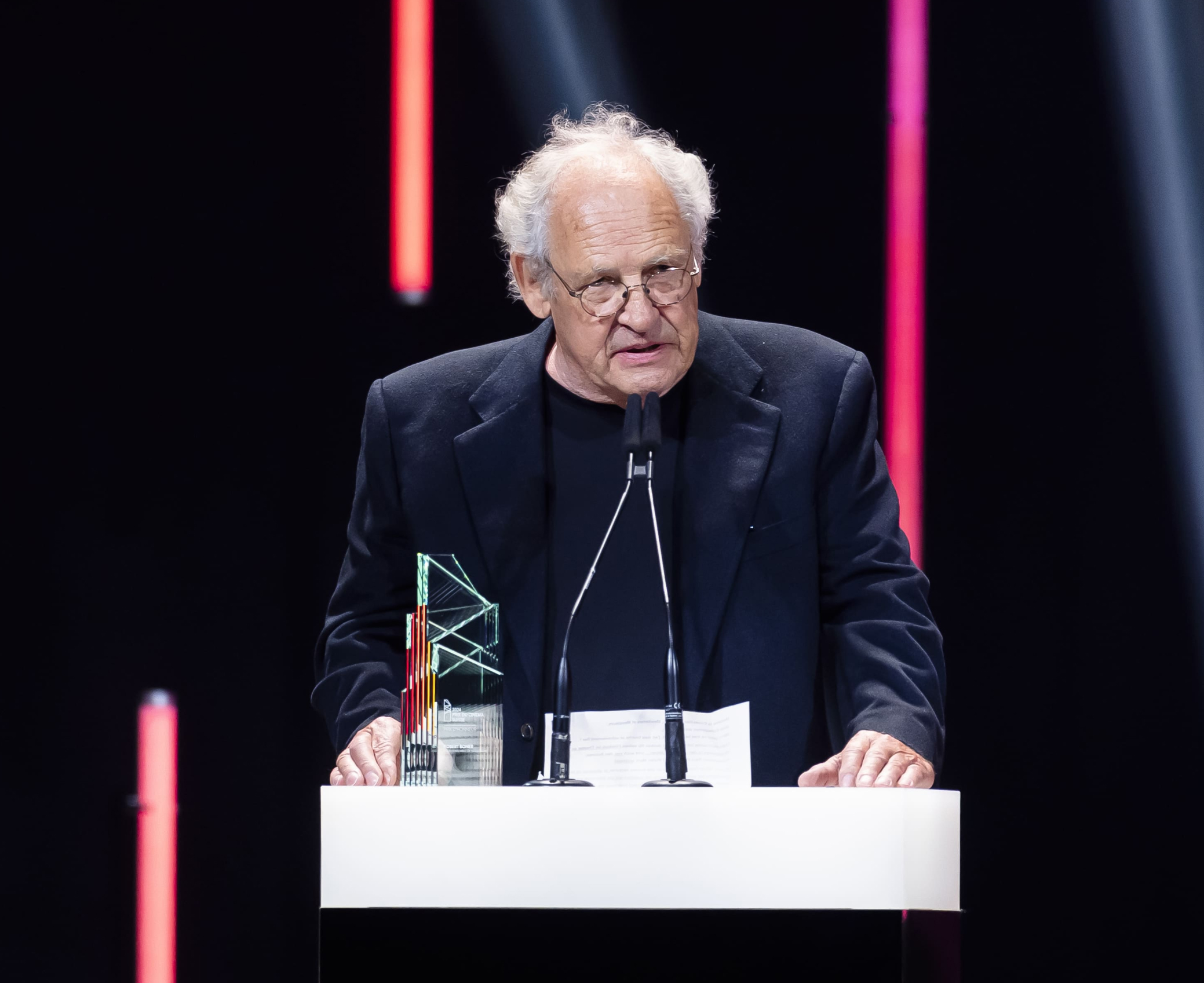 Robert Boner recevant le Prix d'honneur 2024 à la cérémonie du Prix du cinema Suisse.png